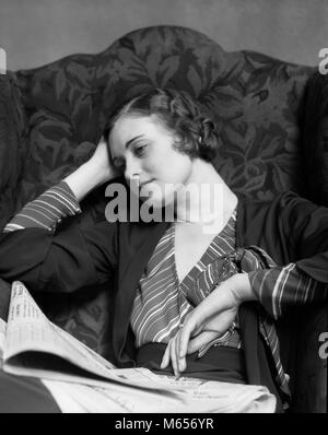 1930 triste femme assise DANS UN FAUTEUIL À HAUT DOSSIER PORTANT SUR LA TÊTE PENCHÉE Chemisier rayé JOURNAL MAIN DANS LAP - g4749 HAR001 Rayures INTÉRIEUR RÉFLÉCHIE PENSIVE HARS NOSTALGIE TRISTESSE TOUR DE TÊTE MALADIE 25 à 30 ans 30 à 35 ans l'épuisement Anxiété Humeur CHEMISIER EN DIFFICULTÉ ÉMOTIONNELLE MÉLANCOLIQUE ÉMOTION ÉMOTIONS FATIGUE MID-ADULT MID-ADULT WOMAN GENS MISÉRABLES ADULTES ACHE B&W NOIR ET BLANC DE L'ORIGINE ETHNIQUE CAUCASIENNE RETOUR HAUT LA MALADIE MENTALE MIGRAINE OLD FASHIONED PSYCHOLOGIQUE DES PERSONNES Banque D'Images