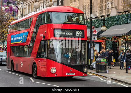 Pas de bus 159 qui travaillent le long de Oxford Street , Londres au moment de Noël , Red London bus sont un symbole de Londres , Oxford Street , Londres , Royaume-Uni Banque D'Images