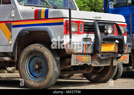 Couleur blanc-Philippine Bar d'dyipni-jeepney. Les transports publics à Sagada ville-US.military l'origine fabriqué avec des voitures à gauche plus de ww.II altere localement Banque D'Images
