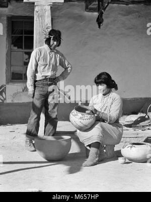 1930 NATIVE AMERICAN MAN AND WOMAN DECORATING POTTERY COCHITI PUEBLO NOUVEAU MEXIQUE USA - i1489 HAR001 HARS OLD FASHIONED POTTER LE SUD-OUEST Banque D'Images