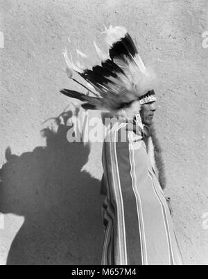 PORTRAIT 1930 Native American Indian homme portant une coiffe À PLUMES PLEIN BONNET PLUME SAN ILDEFONSO PUEBLO NOUVEAU MEXIQUE USA - i1578 HAR001 HARS, chef de la direction de l'AUTORITÉ DES PLUMES FIERTÉ NATIVE AMERICAN COIFFURE CULTURE PUEBLO SAN ILDEFONSO SOLITAIRE DU PATRIMOINE À PLUMES MI-hommes mi-homme adulte ADULTES NOUVEAU MEXIQUE B&W NOIR ET BLANC BONNET PLUME NM AUTOCHTONES PERSONNES ANCIENNE PROFESSIONS Banque D'Images