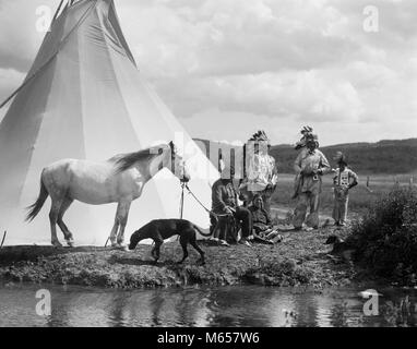 Années 1920 Native American Indian GROUP PAR TEPEE HOMME FEMME ENFANT CHIEN CHEVAL PRÈS DE TRIBU SIOUX STONEY, ALBERTA, CANADA - i965 HAR001 HARS, équilibre de vie FILS DE PAIX HISTOIRE CINQ LODGE 5 VIE DE L'ESPACE RURAL ACCUEIL COPIE D'AMITIÉ FLUX DEMI-LONGUEUR APPROXIMATIVE DES ANIMAUX DE L'OUEST SIOUX NOSTALGIE FAMILLE SOLIDARITÉ LOGEMENT PÈRES 3-4 ans 30-35 ans 35-40 ans 7-9 ans TEEPEE HISTORIQUE DEUX ANIMAUX MAMMIFÈRES CANIDÉS CANADIENS TIPI FORCE MAMANS PAPAS PRIDE PRÈS DE LA TRIBU DES STONEY TEPEE AMÉRINDIEN EAUX PETIT GROUPE DE PERSONNES CANADIAN ROCKIES ALBERTA LOGEMENT CANINE juvéniles mâles adultes mi-mammifère MID-ADULT MAN Banque D'Images