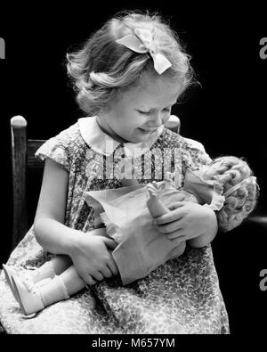 Années 1930 Années 1940 SMILING BLONDE GIRL HOLDING BABY DOLL - j1513 HAR001 HARS DE SANTÉ D'UNE SEULE PERSONNE DE LA VIE DE L'ESPACE DE COPIE L'amitié bienveillante de mi-longueur de la confiance à l'intérieur UNITÉ NOSTALGIE 1-2 ans 3-4 ans OBJET UNIQUE BONHEUR CONNEXION PROTECTION AVENTURE IMAGINATION BABY DOLL JUVÉNILES B&W NOIR ET BLANC bébé fille l'origine ethnique caucasienne DOLLY OLD FASHIONED FUMEURS Banque D'Images