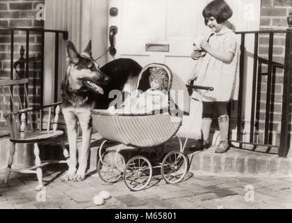 Années 1920 SMILING LITTLE GIRL VU PAR BERGER ALLEMAND JOUANT avec BABY DOLL TOY CHARIOT EN OSIER À L'EXTÉRIEUR DE PORTE AVANT - j1587 HAR001 HARS CAUCASIAN ALLEMAND JOY FEMELLES ARCHITECTURE BUGGY UNE PERSONNE SEULEMENT LA VIE DE GENS DE L'ESPACE DE COPIE PLEINE LONGUEUR D'AMITIÉ ENFANTS ENTRAIDE EN OSIER ANIMAUX RISQUE NOSTALGIE SHEPHERD UNITÉ 3-4 ANS UN ANIMAL TRANSPORT STRUCTURE PROTÉGEANT LE BONHEUR MAMMALS PROTECTION FORCE CANINES PUISSANTES EXTÉRIEURES COOPÉRATION CONNEXION LOISIRS DÉTAIL ARCHITECTURE PORTE D'un petit groupe d'objets mineurs chien berger allemand MAMMAL B&W BABY CARRIAGE Banque D'Images