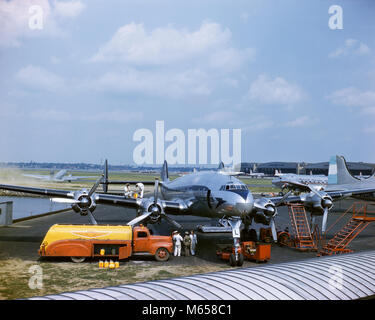 1950 HÉLICE AVION CONSTELLATION PASSAGERS COMMERCIAUX EN COURS D'ENTRETIEN POUR LE VOL VERS L'ANGLETERRE LAGUARDIA AIRPORT NEW YORK USA - ka9173 CPC001 HARS CONSTELLATION VILLES NEW YORK CITY PETIT GROUPE DE PERSONNES DE L'AVIATION COMMERCIALE AVIONS MÂLES PROFESSIONS LAGUARDIA Old Fashioned personnes desservies Banque D'Images