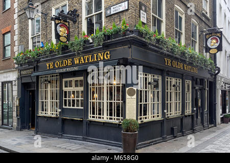 LONDRES, Royaume-Uni - 18 FÉVRIER 2018 : vue extérieure du pub Ye Olde Watling à Watling Street Banque D'Images