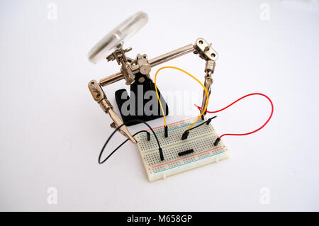 Robot pour l'assemblage des fils sur la carte Banque D'Images