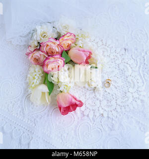 Suite Nuptiale VIE ENCORE AVEC DES FLEURS ET DES ANNEAUX SUR FOND DE DENTELLE - KB30802 MAT002 old fashioned HARS Banque D'Images