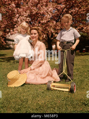 Années 1950 Années 1960 REDHEAD MÈRE AVEC ENFANTS Fille Garçon DEBOUT POSANT AVEC TONDEUSE JOUET LOOKING AT CAMERA - kb3110 HAR001 HARS RELATION COULEUR VIEUX MÈRES CHIFFRES TEMPS FRÈRE SOEUR OLD FASHION STYLE JUVÉNILE TONDEUSE CAUCASIENNE BLONDE FILS la joie d'être parent VIE LES FEMMES RURALES SALUBRITÉ GROWNUP FRÈRES VIE ACCUEIL ESPACE COPIE mi-longueur amitié MESDAMES FILLES ADULTE, PRENDRE SOIN DES FRÈRES ET SŒURS SŒURS FAMILLE NOSTALGIE UNITÉ CONTACT OCULAIRE 1-2 ans 20-25 ans 25-30 ans 3-4 ans 5-6 ans ENFANT MATERNELLE BONHEUR MAMANS PARENTHOOD BLOSSOM REDHEAD FIERTÉ DES PARENTS FRATRIE CROISSANCE POSING Banque D'Images