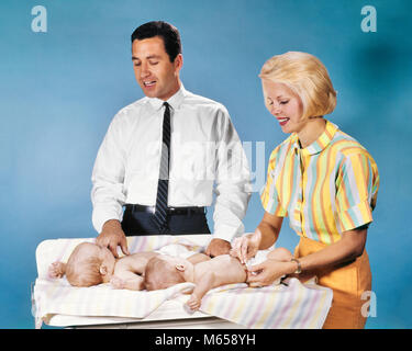 1960 Mère et père de couche LITS BÉBÉS couches en tissu sur la table à langer - kb4649 HAR001 HARS VIEUX TEMPS OLD FASHION STYLE FRÈRE MINEUR DE LA COMMUNICATION D'ÉQUIPE DE SÉCURITÉ DES JEUNES ADULTES LITS JUMEAUX BÉBÉ CAUCASIEN CHANGEMENT DE FILS IDENTIQUES JOIE DOUBLE FEMMES VIE FRÈRES MARIÉS MARI CONJOINT PORTRAIT DE SANTÉ DE LA VIE DE L'ESPACE DE COPIE Mesdames mi-longueur à l'intérieur TISSU RAYURES MATCH PRENDRE SOIN DES FRÈRES ET SŒURS ENSEMBLE PÈRES NOSTALGIE FAMILLES 0-1 ans 20-25 ans 25-30 ans Femmes CORRESPONDANCE MÊME BONHEUR LES MÈRES ET LES PÈRES D'ENFANT DE LA CROISSANCE DES COUCHES PETITES COOPÉRATION GROUPE DE PERSONNES BABY BOY Banque D'Images