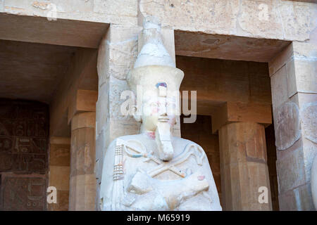 Statue de femme Pharaon Hatchepsout dans son temple Banque D'Images