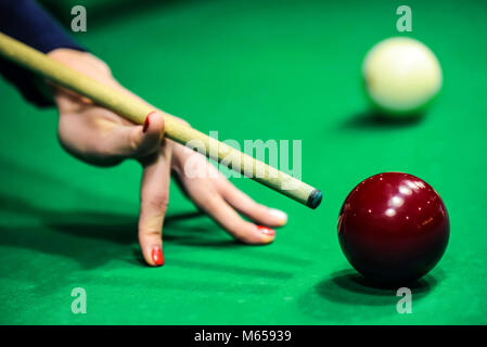 Woman's hand avec playing pool cue Banque D'Images