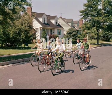 1960 1970 GROUPE DE 7 Enfants - DANS LES RUE DE BANLIEUE - kb7276 HAR001 HARS PRETEEN BOY BONHEUR QUARTIER africains-américains africains-américains DES LOISIRS AMÉRICAINS AFRICAINS AFRICAN AMERICAN 7 GROUPE DE PERSONNES juvéniles mâles pré-ADO PRÉ-ADO GARÇON fille préadolescente old fashioned Banque D'Images