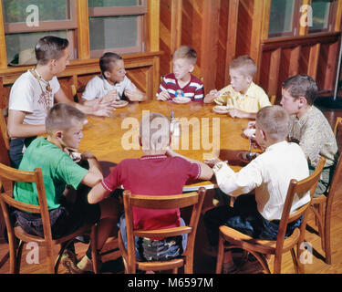 1960 JEUNE HOMME ADOLESCENCE CONSEILLER DE CAMP ASSIS À TABLE RONDE EN BOIS LA CONSOMMATION DE CRÈME GLACÉE en parlant avec sept enfants garçon campeurs - kc2312 HAR001 CONSEILLER HARS COPIE ESPACE AMITIÉ, mi-longueur à l'intérieur de l'adolescent de 10 à 12 ans ENSEMBLE NOSTALGIE 20-25 ans 7-9 ans LOISIRS CAMPING YOUNGSTER 8 NOURRIR HIGH ANGLE MANAGEMENT 18-19 ans 7 Adolescents NOURRITURE CAMPEURS COOPÉRATION GROUPE DE PERSONNES ICE CREAM juvéniles mâles pré-ADO GARÇON pré-adolescents JEUNES ADULTES CAMP D'origine ethnique caucasienne de l'homme à l'ANCIENNE SALLE À MANGER DE CONSEILLER LES PERSONNES Banque D'Images