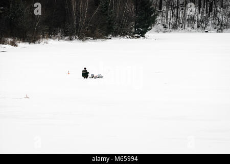 La pêche sur glace Retour Porc Dam   Hartland, Connecticut, Etats-Unis Banque D'Images