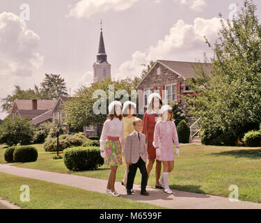 1960 LES JEUNES ADOLESCENTS À PIED DE L'ÉGLISE DIMANCHE QUATRE SŒURS PORTANT DES CHAPEAUX DE CONTREPARTIE ET UN JEUNE FRÈRE - kc3800 HAR001 STYLE DE VIE RELIGION HARS CAUCASIENNE CÉLÉBRATION DIMANCHE 5 FEMMES DE LA VIE DE FRÈRES DE L'ESPACE DE COPIE PLEINE LONGUEUR D'AMITIÉ ADOLESCENTE ADOLESCENTS FRÈRES SOEURS NOSTALGIE SOLIDARITÉ ÉTÉ 10-12 ans 13-15 ans 16-17 ans 7-9 ans correspondant à des styles et de la mode jeune frère DIMANCHE MEILLEUR petit groupe de personnes adolescentes juvéniles mâles ÉGLISES PRÉ-ADO fille préadolescente printemps jeunes personnes de race blanche à l'ANCIENNE L'ORIGINE ETHNIQUE Banque D'Images