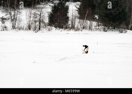 La pêche sur glace Retour Porc Dam   Hartland, Connecticut, Etats-Unis Banque D'Images