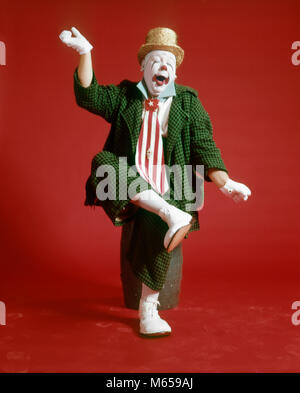 1970 VERT CLOWN COSTUME BAGGY vérifié l'expression stupide assis sur le fût de la jambe dans l'AIR DES BRAS DE LEVAGE le bâillement - kc7504 HAR001 HARS, caractère d'adulte à l'INTÉRIEUR DU FOURREAU DE DIVERTISSEMENT NOSTALGIE CLOWNS 30-35 ans 35-40 ans étrange d'humour loufoque ARTISTE NON VÉRIFIÉ UNE PERSONNE AVEC D'AUTRES COMMUNIQUER BAGGY BÂILLEMENT EXCENTRIQUE AMUSANT IDIOSYNCRASIQUES MI-hommes mi-ADULTES BIG TOP MAN FOU irrégulières à l'ANCIENNE PROFESSION PERSONNES Banque D'Images