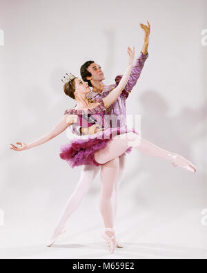 1970 HOMME FEMME COUPLE PAS DE DEUX DEUX danseurs de ballet STRIKING POSE WEARING TUTU DE DANSEUR - kd2499 HAR001 DIVERTISSEMENT À L'INTÉRIEUR CARACTÈRE HARS NOSTALGIE CONFIANCE SOLIDARITÉ D'ÂGE MOYEN 20 à 25 ans 25 à 30 ANS AYANT FORCE DE BIEN-ÊTRE L'EXCITATION TUTU COLLANTS DE DANSEUR ARTS BONNE SANTÉ MI-hommes mi-homme adulte ADULTES PRÉCISION POSE AL frappant l'origine ethnique caucasienne DANSE DEUX PROFESSIONS GRACIEUSE OLD FASHIONED PAS PERSONNES Banque D'Images