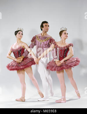 1970 PAS DE TROIS trois danseurs de ballet classique portant des armes MAINS ASSERVIES COSTUMES - kd2502 HAR001 HARS, STUDIO SHOT GROWNUP COPIE ESPACE AMITIÉ MESDAMES PLEINE LONGUEUR FORME PHYSIQUE INSPIRATION grown-up à l'INTÉRIEUR DE LA CONFIANCE LOISIRS nostalgie l'unité de 20 à 25 ans 25 à 30 ans EFFECTUANT LES ARTS TRIO BIEN-ÊTRE 18-19 ANS TUTU BALLERINE COLLANTS COOPÉRATION CONNEXION BONNE SANTÉ ARTS PETIT GROUPE DE PERSONNES DE SEXE MASCULIN représentent la précision YOUNG ADULT MAN WOMAN Origine ethnique Caucasienne GRACIEUSE CHORÉGRAPHIE PROFESSIONS ASSERVIES OLD FASHIONED PAS DE TROIS PERSONNES Banque D'Images