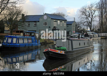 Cw 6016 Voile passe le halage, 18.1.18. Par une froide après-midi de janvier un bateau passe le récemment rénové et rouvert Slipway pub sur Crabtree Lane Banque D'Images