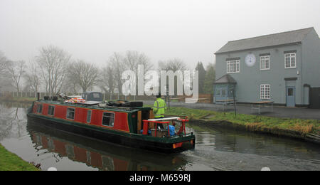 Cw 6013 Voile passe le halage. Sur un bateau un matin brumeux décembre passe le récemment rénové et rouvert pub de halage près de Burscough Lancs Banque D'Images