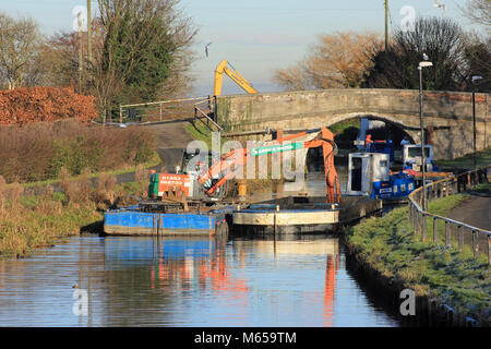 En décembre 2017, la terre et l'eau sont le dragage du bras Rufford Leeds et Liverpool canal. Banque D'Images