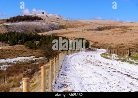 Rivington Pike près de Chorley Lancashire sur un jour d'hiver enneigé. Banque D'Images