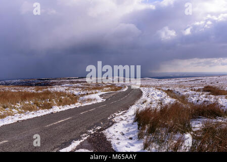 Neige hiver jour snowscene. La colline d'hiver Banque D'Images