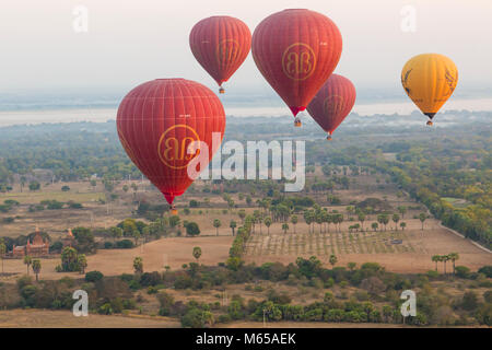 Montgolfières survolant des temples à Bagan à l'aube, le Myanmar (Birmanie), l'Asie en février, extrait de l'air en montgolfière Banque D'Images