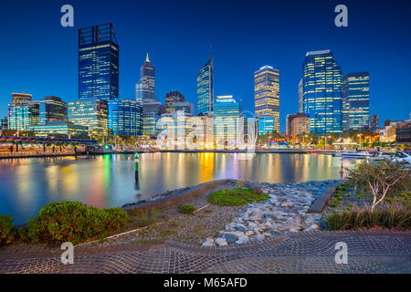Perth. Image de la ville sur le centre-ville de Perth, en Australie pendant le coucher du soleil. Banque D'Images