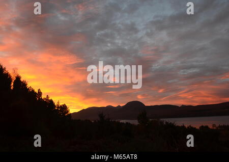 Lever de Soleil sur le Loch Broom peu de Scoraig, Banque D'Images