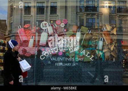 Les magasins du West End soyez prêt pour le jour de Valentine avec "Amour" thème de la fenêtre affichage. Vues générales de Debenhams, Ernest Jones et montres Swatch vitrine. Comprend : Voir Où : London, Royaume-Uni Quand : 28 Jan 2018 Credit : WENN.com Banque D'Images