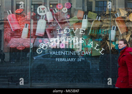 Les magasins du West End soyez prêt pour le jour de Valentine avec "Amour" thème de la fenêtre affichage. Vues générales de Debenhams, Ernest Jones et montres Swatch vitrine. Comprend : Voir Où : London, Royaume-Uni Quand : 28 Jan 2018 Credit : WENN.com Banque D'Images