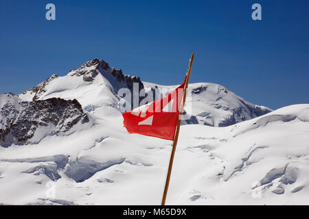 Le Gletscherhorn du Glacier Jungfraufirn, avec le drapeau national suisse à l'avant-plan, les Alpes Bernoises, Suisse Banque D'Images