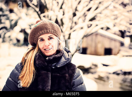 San Sebastian, Spain-February 28,2018 : femme avec son chien marche sous la snowy city Banque D'Images