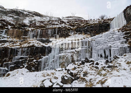 Sur la photo : une chute d'eau gelés en histoire Armoiries, Brecon Beacons, Pays de Galles, Royaume-Uni. Re : La Bête du vent d'Orient a été touchant la plupart des régions du Royaume-Uni Banque D'Images