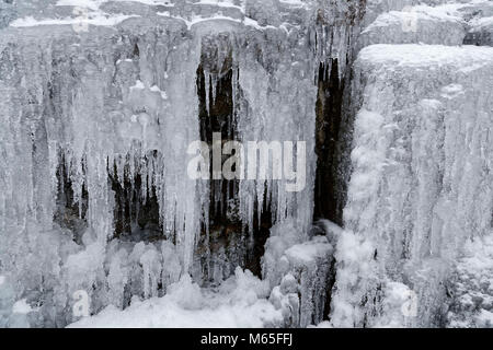 Sur la photo : une chute d'eau gelés en histoire Armoiries, Brecon Beacons, Pays de Galles, Royaume-Uni. Re : La Bête du vent d'Orient a été touchant la plupart des régions du Royaume-Uni Banque D'Images