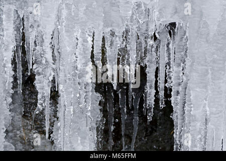 Sur la photo : une chute d'eau gelés en histoire Armoiries, Brecon Beacons, Pays de Galles, Royaume-Uni. Re : La Bête du vent d'Orient a été touchant la plupart des régions du Royaume-Uni Banque D'Images