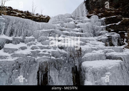 Sur la photo : une chute d'eau gelés en histoire Armoiries, Brecon Beacons, Pays de Galles, Royaume-Uni. Re : La Bête du vent d'Orient a été touchant la plupart des régions du Royaume-Uni Banque D'Images