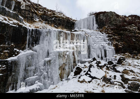 Sur la photo : une chute d'eau gelés en histoire Armoiries, Brecon Beacons, Pays de Galles, Royaume-Uni. Re : La Bête du vent d'Orient a été touchant la plupart des régions du Royaume-Uni Banque D'Images