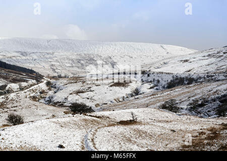 Sur la photo : le sommet couvert de neige de Penyfan vus de près de l'histoire des bras, Brecon Beacons, Pays de Galles, Royaume-Uni. Re : La Bête du vent d'Orient a été affec Banque D'Images