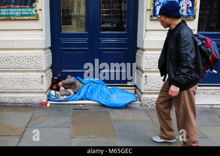 Personne sans-abri dormir à l'extérieur de la station de métro Leicester Square dans le centre de Londres comprend : Atmosphère Où : London, Royaume-Uni Quand : 28 Jan 2018 Credit : WENN.com Banque D'Images