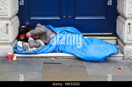 Personne sans-abri dormir à l'extérieur de la station de métro Leicester Square dans le centre de Londres comprend : Atmosphère Où : London, Royaume-Uni Quand : 28 Jan 2018 Credit : WENN.com Banque D'Images