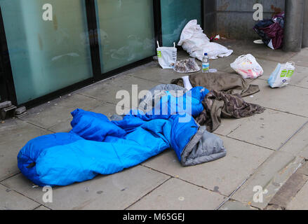 Personne sans-abri dormir à l'extérieur de la station de métro Leicester Square dans le centre de Londres comprend : Atmosphère Où : London, Royaume-Uni Quand : 28 Jan 2018 Credit : WENN.com Banque D'Images