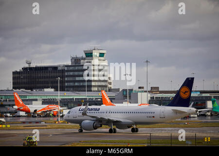 L'aéroport de Manchester D-AIUC Lufthansa Airbus A320-214 à taxer le terminal après son arrivée en Allemagne formulaire Banque D'Images