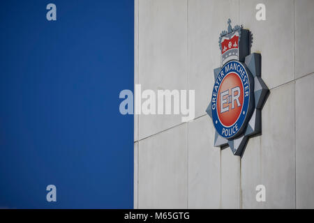 Psg - Greater Manchester insigne de police sur le côté les bâtiments de la police de Central Park Banque D'Images