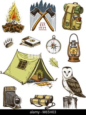 Jeu d'équipement de camping, de plein air, la randonnée. L'homme voyage avec assurance. tourisme voyage. gravés à la main dans de vieux croquis. owl et jumelles, appareil photo et d'un insigne avec ax, sandwich. sac à dos et tente Illustration de Vecteur