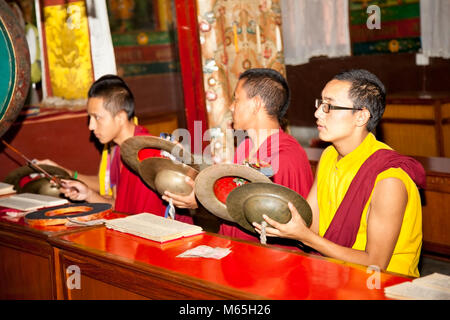 Katmandou, Népal - MAI 18 jeunes moines bouddhistes non identifié : jouer de la musique pendant la prière en Bouddanath Stupa le 18 mai 2013 à Katmandou, au Népal. Banque D'Images