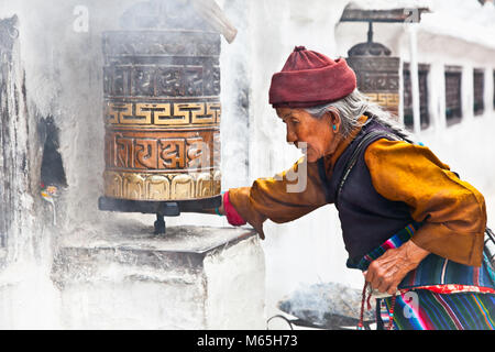 Katmandou, Népal - 18 mai : une femme non identifiée rendez-vous autour d'une des reliques les plus importantes dans le monde Bouddanath Stupa priant les roues peuvent 18, 2013 i Banque D'Images